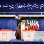 رهبر معظم انقلاب اسلامی در اولین دقایق آغاز رأی گیری: مردم با دقت، ملاحظه و شناخت در انتخابات شرکت کنند