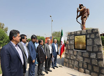 تندیس مرد آتشکار مناطق نفتخیز جنوب رونمایی شد.
