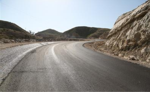خدمتی دیگر از صنعت نفت به شهروندان ؛  اجرای عملیات روکش آسفالت جاده ارتباطی مسجدسلیمان به اندیکا